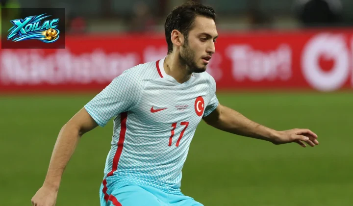 Hakan Çalhanoğlu thi đấu cho Türkiye trong trận giao hữu năm 2016