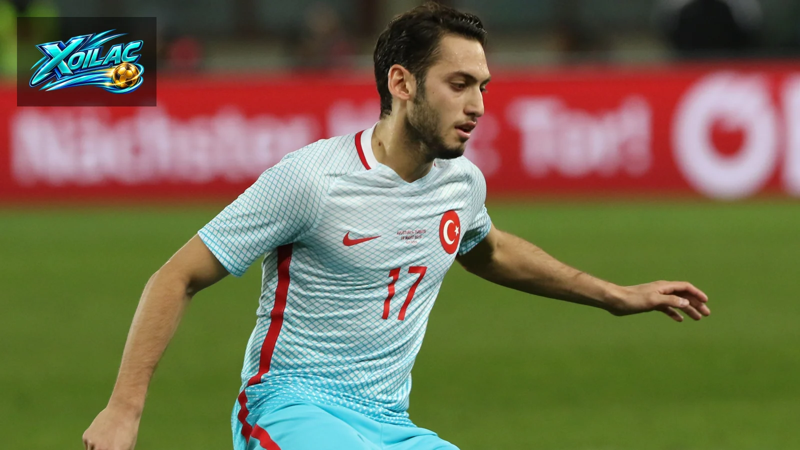 Hakan Çalhanoğlu thi đấu cho Türkiye trong trận giao hữu năm 2016