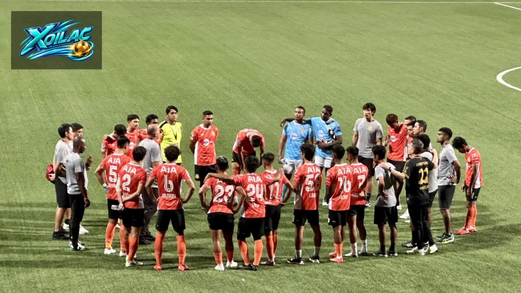 Trận bóng đá diễn ra tại Jalan Besar Stadium ở Singapore
