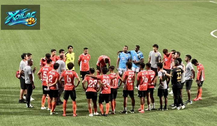 Trận bóng đá diễn ra tại Jalan Besar Stadium ở Singapore
